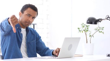 Başparmak aşağı yaratıcı Afro-Amerikan adam tarafından