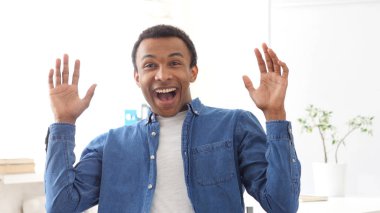 Gülüyor ve başarılı Afro-Amerikan adam, portre zevk