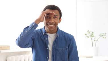 Jest beyaz zemin üzerine adam tarafından aramak