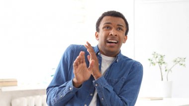 Beyaz zemin üzerine karışık ve korkmuş adam