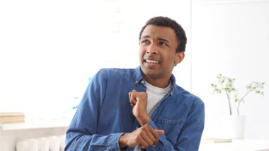 Korkmuş ve depresif adam beyaz arka plan üzerinde