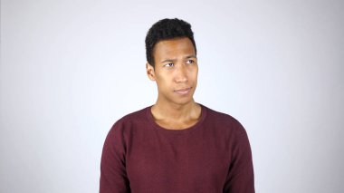 Düşünme, beyin fırtınası üzgün genç Afro-Amerikan adam