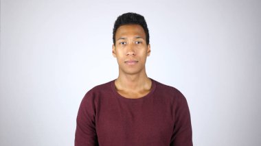 Ciddi genç Afro-Amerikan erkek portre