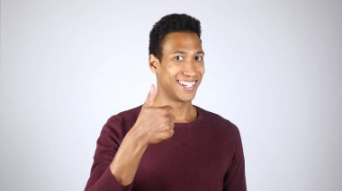 Başparmak yukarıya Afro-Amerikan adam, tamamlanmış görev takdir tarafından