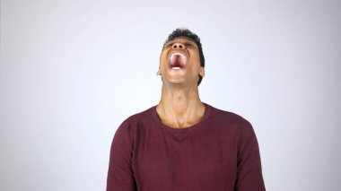 Acı ya da öfke, genç Afro-Amerikan adam çığlık