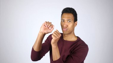 Genç adam dans, eğleniyor