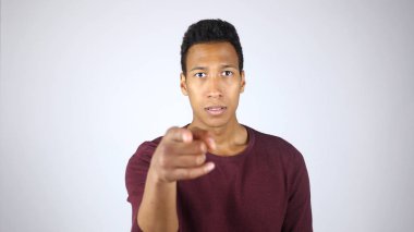 Nesneyi, kızgın genç Afro-Amerikan adam işaret tarafından seçilmesi