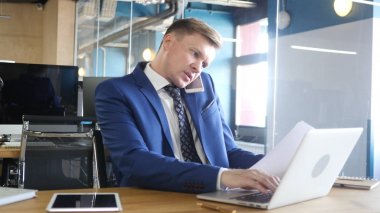 Çoklu görev, iş işadamı belgeleri, dizüstü bilgisayar ve telefon ile çalışma