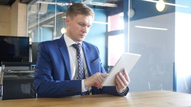 tablet bilgisayar dokunmatik ekran kullanma office iş adamı