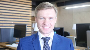 Başarılı gülümseyen iş adamı girişimci gülümseyen portresi