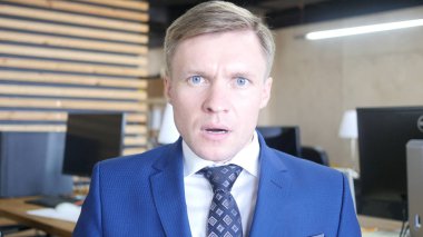 Şaşırmış gibi genç işadamı, online iş kaybı