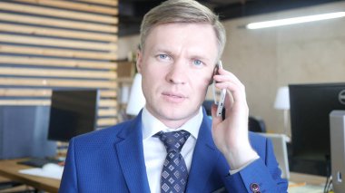 Telefonda konuşan iş adamının portresi.