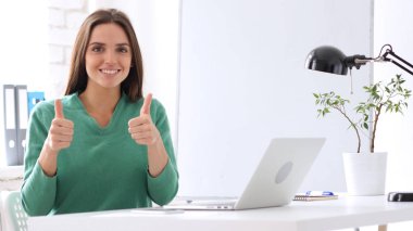 Yaratıcı kadın, güzel bir jest Yaşasın