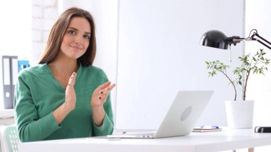 İşte anlaşma kazanmak için alkış alkışlayan, yaratıcı tasarımcı kadın