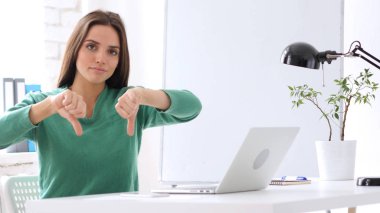 Başparmak aşağı yaratıcı kadın, Office tarafından jest