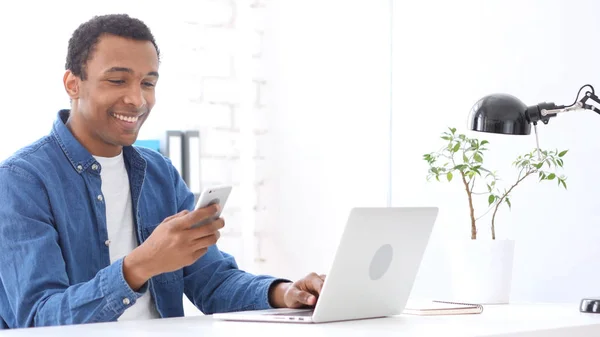 Navegar por el hombre afroamericano en el teléfono inteligente —  Fotos de Stock