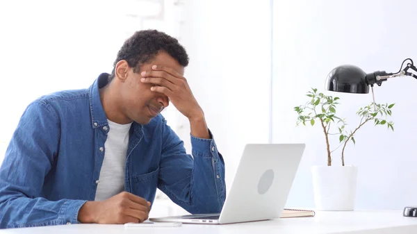 Dolor de cabeza, hombre afroamericano cansado con dolor de cabeza —  Fotos de Stock