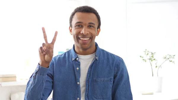 Seger tecken av ung Afro-American Man, porträtt — Stockfoto