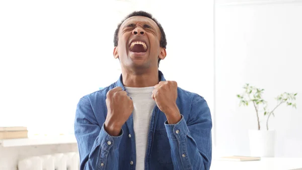 Gritando sorprendido hombre afroamericano volviéndose loco debido a la pérdida —  Fotos de Stock