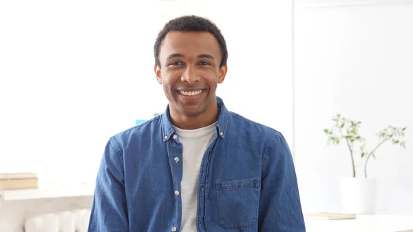 Portret uśmiechający się młody człowiek afro-amerykański — Zdjęcie stockowe