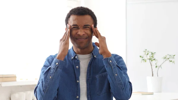 Homem Afro-Americano Estressado, Dor na Cabeça, Cérebro — Fotografia de Stock