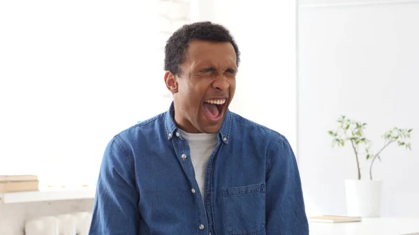 Gritando, Louco homem afro-americano, Retrato — Fotografia de Stock