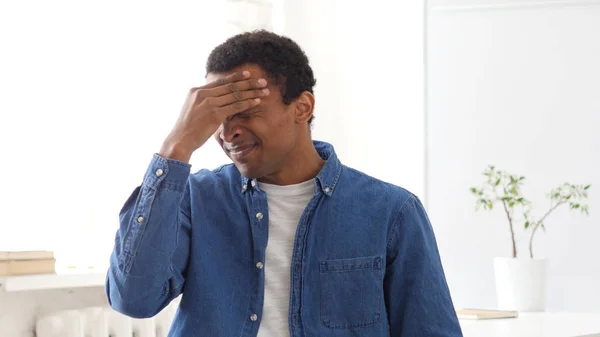 Dor de cabeça, Homem Afro-Americano Estressado, Retrato — Fotografia de Stock