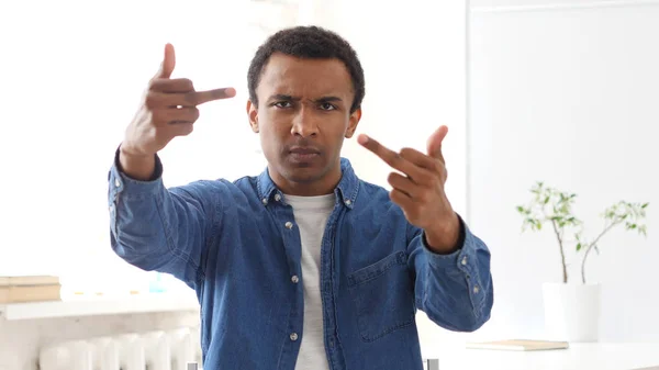 Montrant un doigt moyen, portrait d'homme afro-américain — Photo