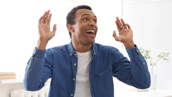 Korzystających, roześmiany szczęśliwy młody człowiek afro-amerykański — Zdjęcie stockowe