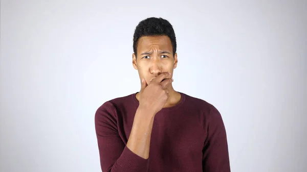 Homem Afro-Americano Reagindo aos Resultados da Tarefa, Gesto Surpreso e Surpreso — Fotografia de Stock