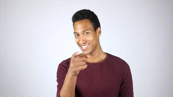 微笑的年轻黑人男子用手指向相机指点 — 图库照片