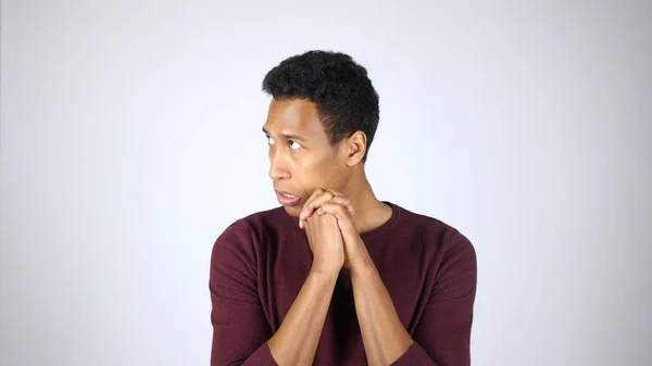 Korkmuş ve kafası karışık Afro-Amerikan adam hiçbir duygu — Stok fotoğraf