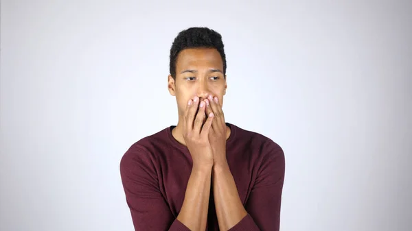 Confuso perturbado afro-americano homem pensando, fundo branco — Fotografia de Stock