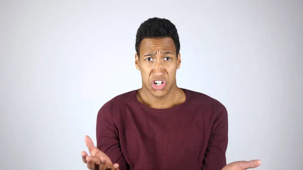 Irritado afro-americano homem gritando e reclamando, reagindo a falha e perda — Fotografia de Stock