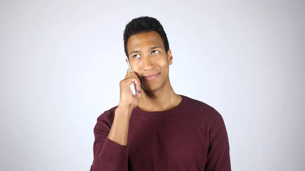 Genç Afro-Amerikan adam konuşurken cep telefonu, müzakere, tartışma — Stok fotoğraf