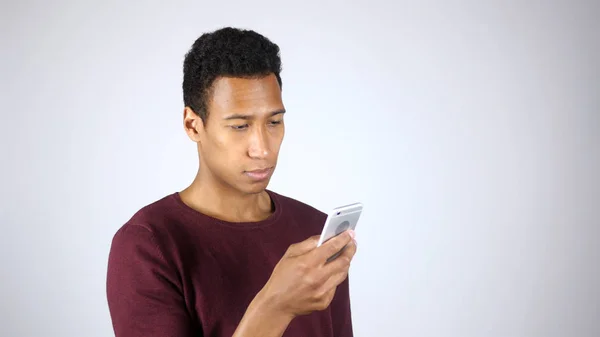 Hombre Usando Smartphone para Navegar, Mensajes de texto, Búsqueda y Desplazamiento —  Fotos de Stock