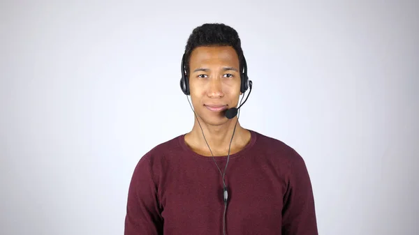 Operador de centro de llamadas serio hablando con el cliente, Afro - Hombre Americano —  Fotos de Stock