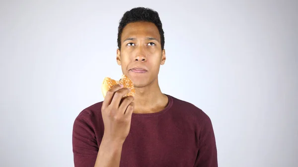 Hamburger, hongerige jonge Afro-Amerikaanse Man eten kauwen — Stockfoto