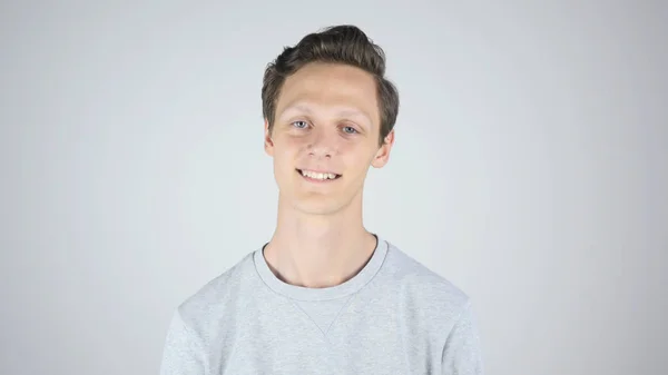 Портрет усміхненого молодого чоловіка, ізольований на білому тлі — стокове фото