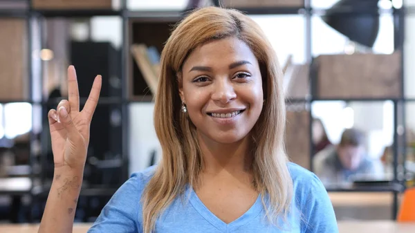 Genç Afro-Amerikan kadın, portre zafer işareti