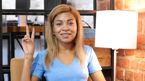 Genç Afro-Amerikan kadın, portre zafer işareti