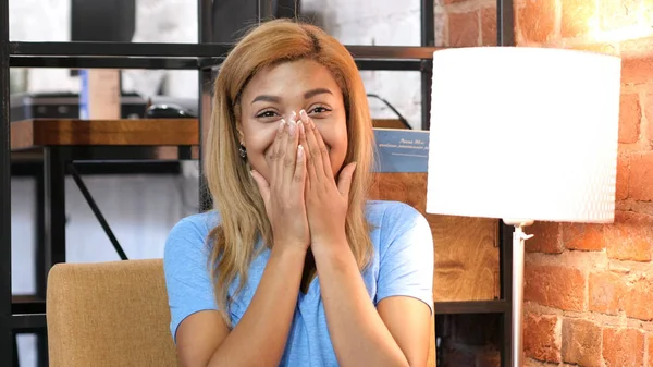 Sürpriz bir şekilde, şaşırmış gibi Afro-Amerikan kız, portre hayran