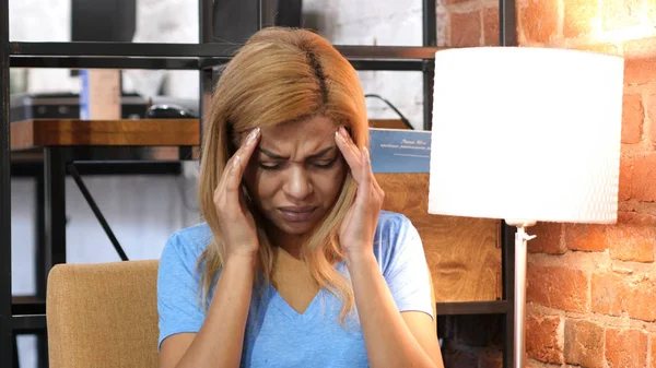 Baş ağrısı, gergin Afro-Amerikan kız, portre üzgün