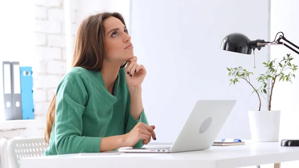 Mujer pensativa Trabajando, Pensando y Planeando —  Fotos de Stock