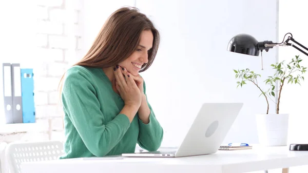 Mutlu kadın bakarak Laptop ve gülümseyen, etkilendim