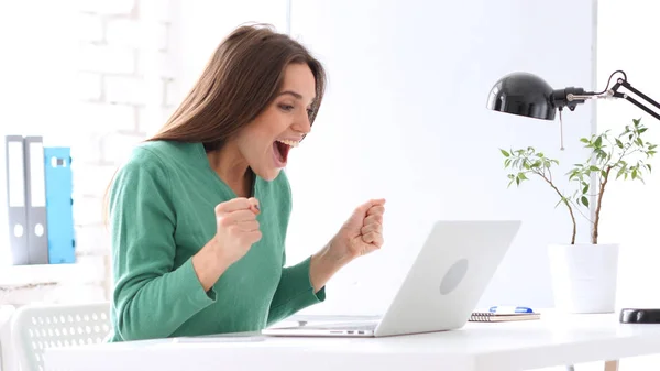 Hermosa mujer celebrando el éxito, feliz y emocionada —  Fotos de Stock