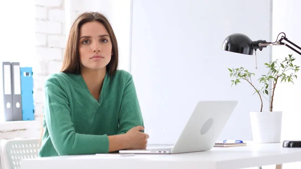 Mujer creativa mirando la cámara en el trabajo —  Fotos de Stock