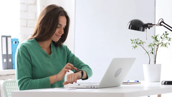 Mujer creativa usando Smartwatch, Navegación —  Fotos de Stock