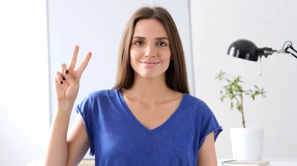 Bella donna gesticolando segno di vittoria — Foto Stock