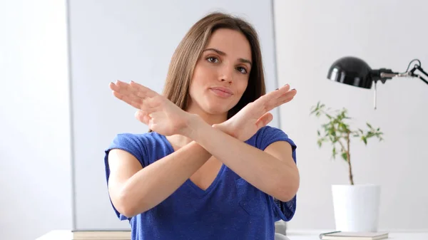 Vacker kvinna gestikulerande avvisande, vägran av erbjudande — Stockfoto